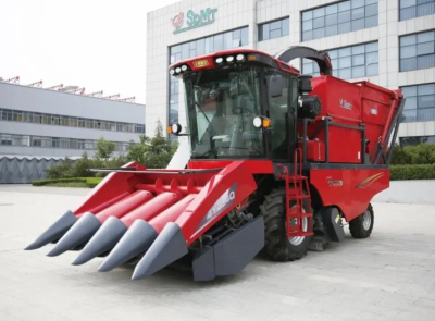 Self-propelled corn harvester