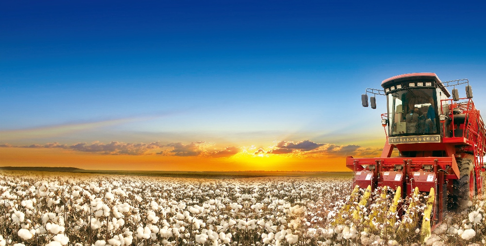 Трёхрядный самоходный хлопкоуборочный комбайн с прессованием.jpg