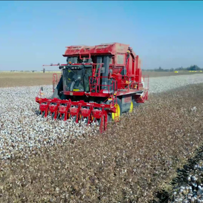 Six-row self-propelled cotton harvester