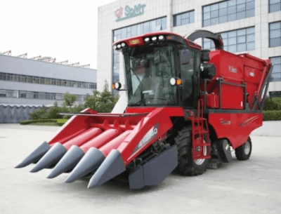 самоходный кукурузоуборочный комбайн